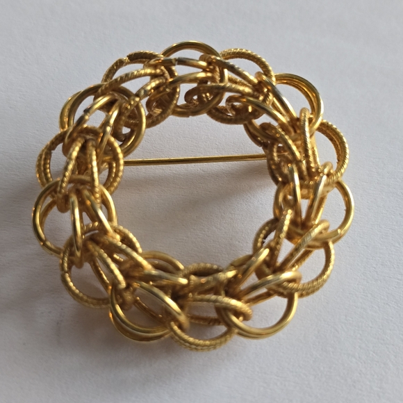 Vintage circle brooch wire loops open wreath gold tone pin - Picture 7 of 7